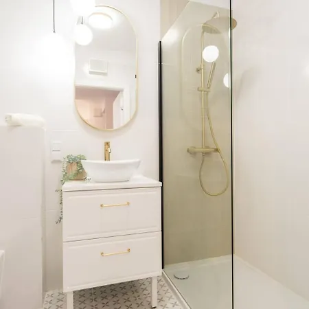 Rosewood Apartment With Ac And Balcony Wiktoryn