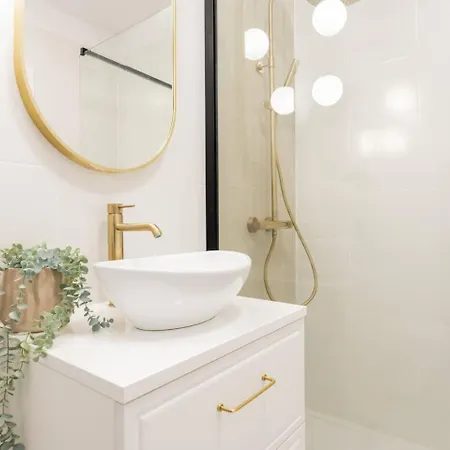 Rosewood With Ac And Balcony Wiktoryn Apartmán