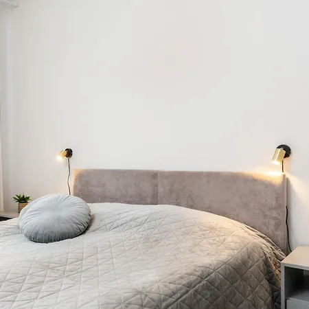 Rosewood Apartment With Ac And Balcony Wiktoryn